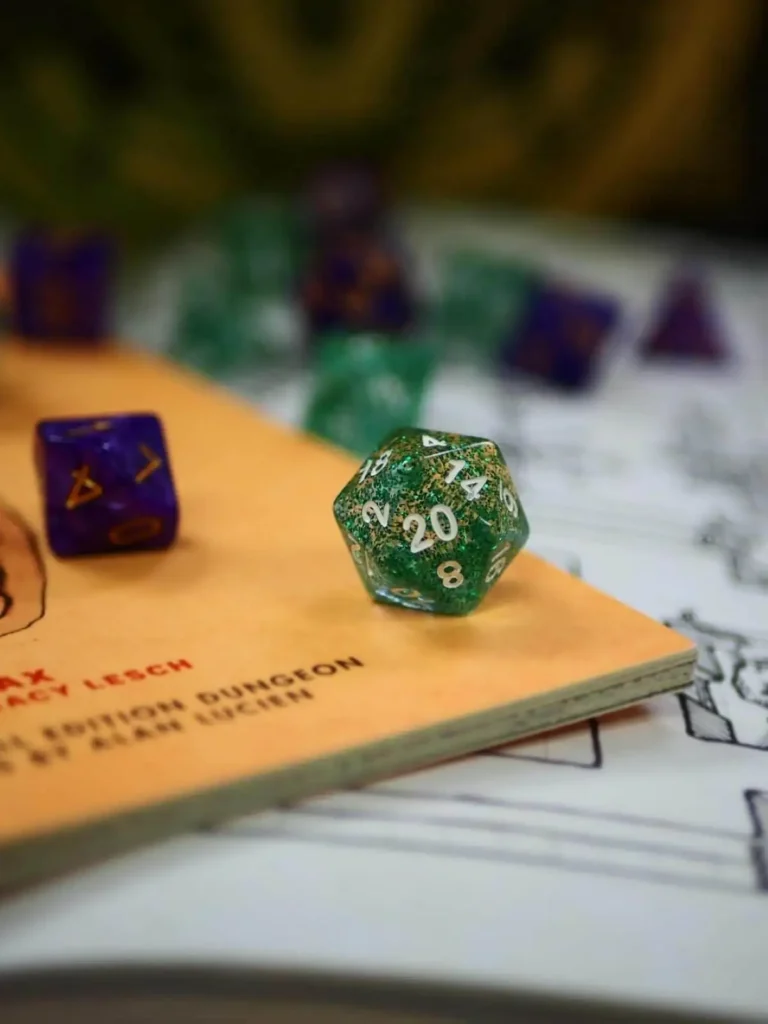 Dés polyédriques colorés utilisés lors de parties de Donjons & Dragons, accessoires emblématiques de jeu de rôle se déroulant à Brest café de l'imaginaire je(u) rêve, librairie boutique de jeux