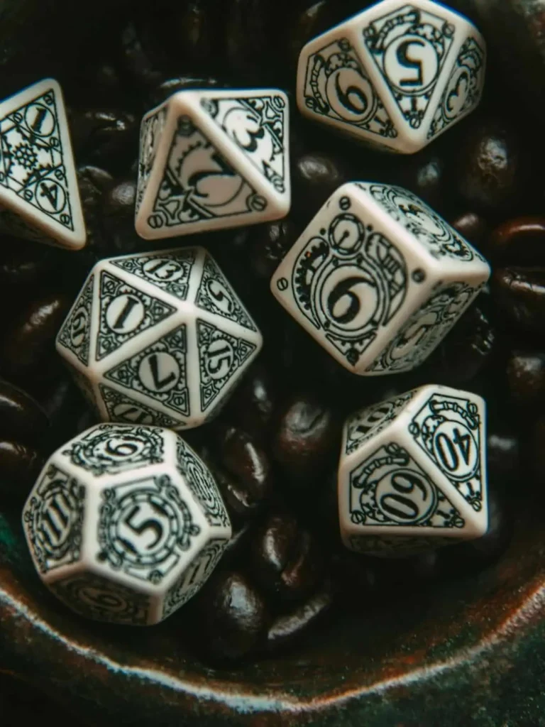 Dés de jeu de rôle personnalisés ambiance ludique au café Je(u) Rêve à Brest, librairie et jeux de société et de role