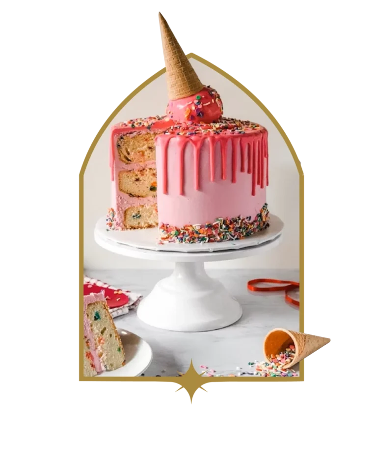 Gâteau à la crème rose sur assiette blanche, décoré de fraises, présentation pâtissière raffinée au café de l'imaginaire Je(u) Rêve à Brest, librairie et boutique de jeux