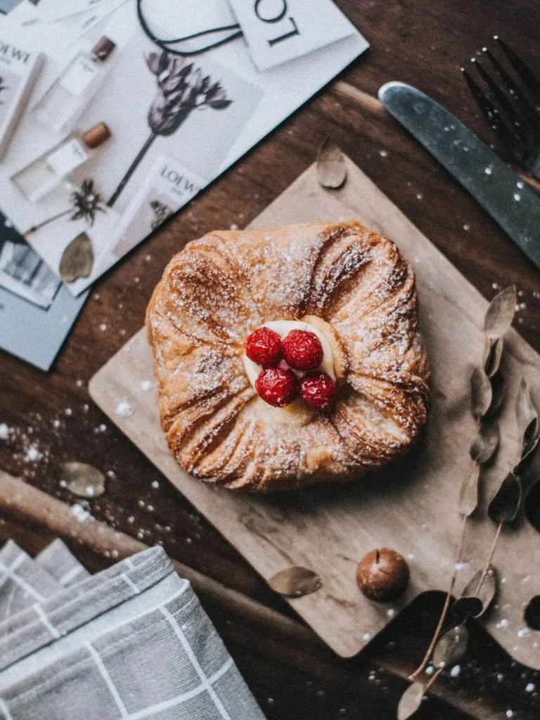 Pâtisserie feuilletée garnie de crème et fruits rouges sur assiette, dessert artisanal du café de l'imaginaire Je(u) Rêve à Brest, librairie et boutique de jeux