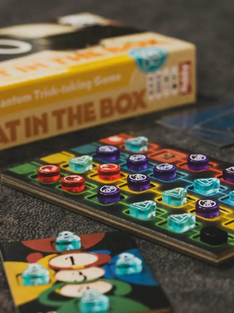 Plateau de jeu “Cat in the Box” installé sur une table, exposition de modèles pour découverte ludique chez Je(u) Rêve, café de l'imaginaire de Brest, café librairie jeux de société et de rôles