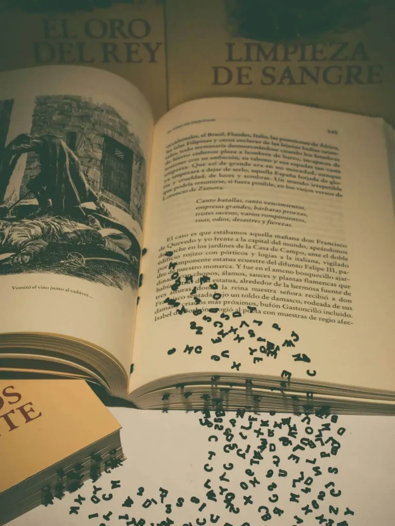 Livres anciens ouverts sur une table, invitation à explorer la littérature de l’imaginaire, du fantastique au gothique chez librairie je(u) rêve