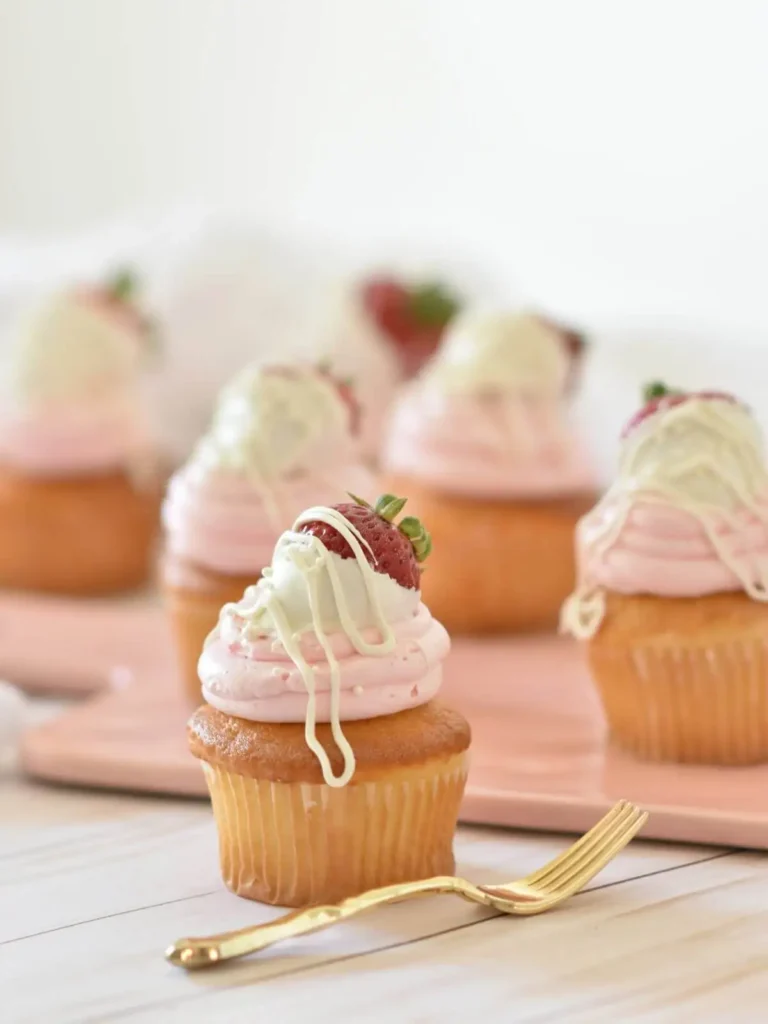 Muffins décorés de crème pastel et de confiseries acidulées, pâtisseries originales du café de l'imaginaire Je(u) Rêve à Brest, librairie et boutique de jeux