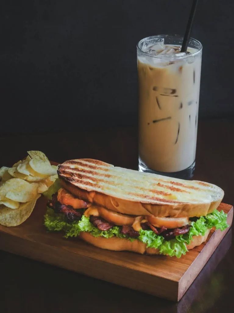 Sandwich baguette fraîche garni de crudités et fromage, servi avec boisson froide au café de l'imaginaire Je(u) Rêve à Brest