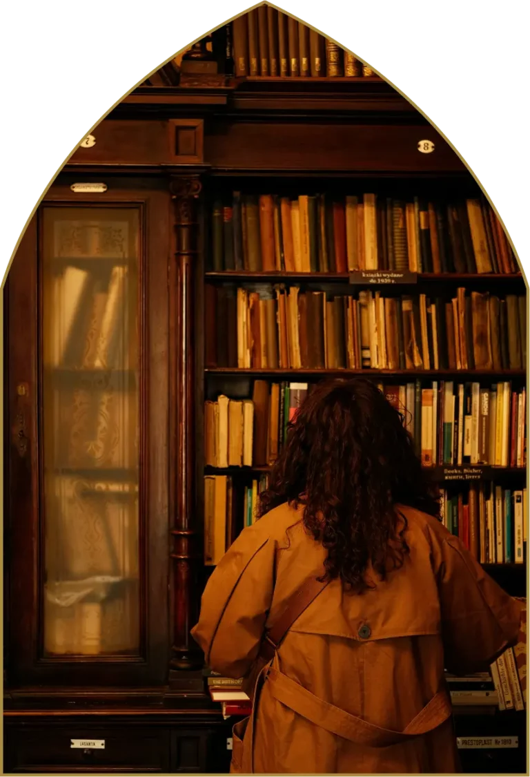 une femme devant une bibilotheque de livres ancien et de grands classiques de la littérature fantastique