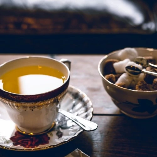 une tasse de thé dans de la porcelaine anglaise et un sucrier