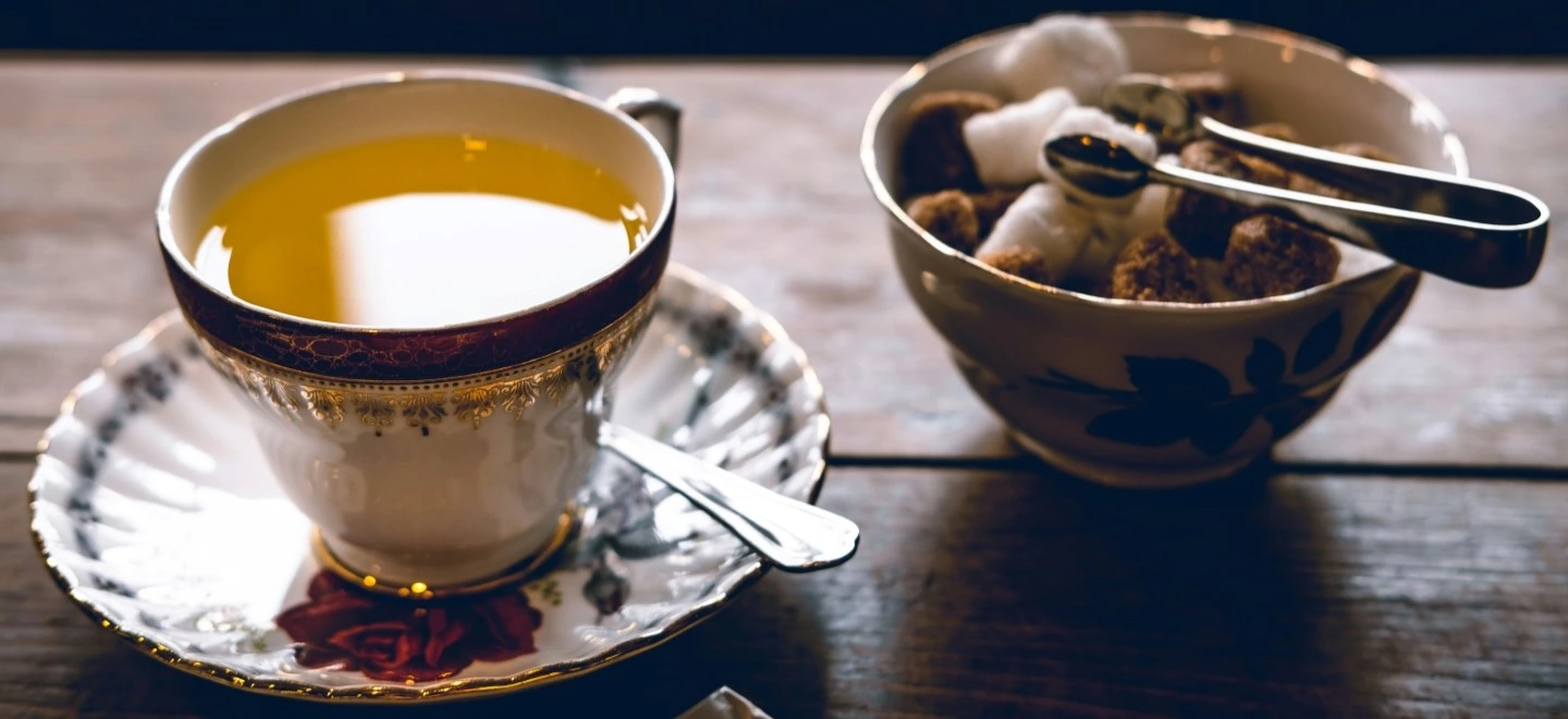 une tasse de thé dans de la porcelaine anglaise et un sucrier