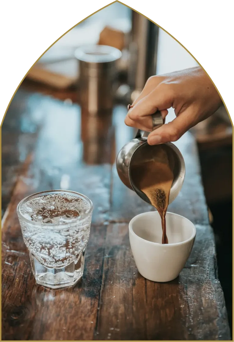 une tasse de café de la brulerie du leon en train d'etre remplie par un barista sur un comptoir