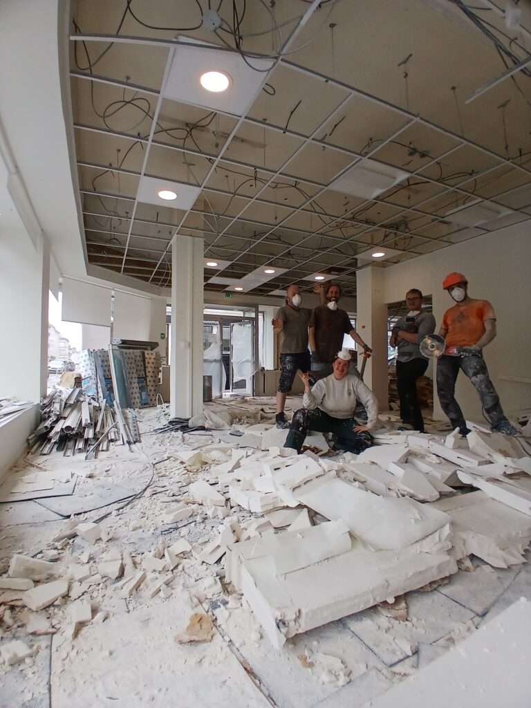 Les travaux dans la joie et la bonne humeur :-)